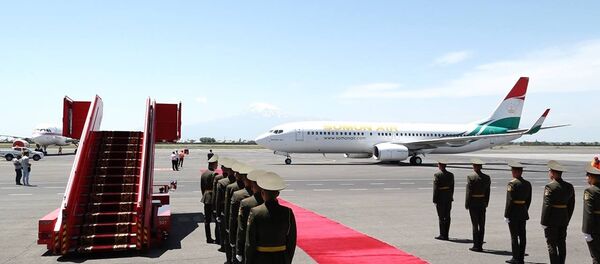 По приглашению президента Республики Армения Сержа Саргсяна в Армению с двухдневным визитом прибыл президент Республики Таджикистан Эмомали Рахмон По приглашению президента Республики Армения Сержа Саргсяна в Армению с двухдневным визитом прибыл президент Республики Таджикистан Эмомали Рахмон - Sputnik Таджикистан