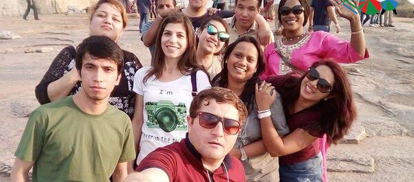 Таджичка Шахло Гулова с друзьями в Индии Таджичка Шахло Гулова с друзьями в Индии - Sputnik Таджикистан