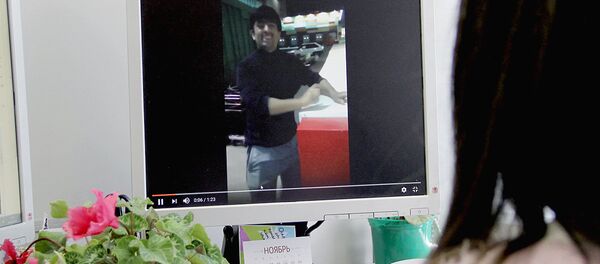 Девушка за компьютером смотрит видеоролик под названием Очень талантливый дворник Таджик Девушка за компьютером смотрит видеоролик под названием Очень талантливый дворник Таджик - Sputnik Таджикистан