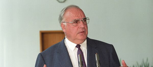 Гельмут Коль во время пресс-конференции в Москве Гельмут Коль во время пресс-конференции в Москве - Sputnik Таджикистан