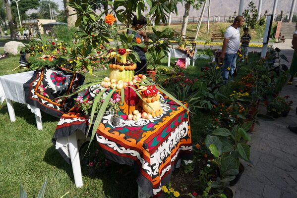 Ежегодный фестиваль цветов прошел в Худжанде - Sputnik Таджикистан