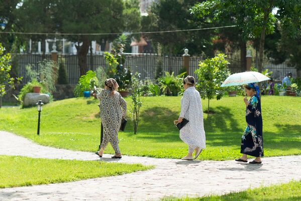 Женщины в парке Худжанда, архивное фото - Sputnik Таджикистан