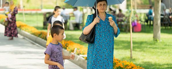 На прогулке в парке, архивное фото - Sputnik Таджикистан