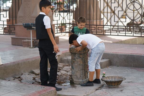 Мальчики пьют воду, архивное фото - Sputnik Таджикистан