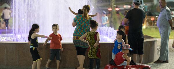 Люди вечером у фонтана, архивное фото - Sputnik Тоҷикистон