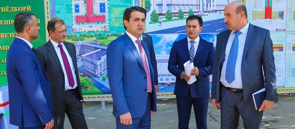 Рустам Эмомали на строительстве новой школы - Sputnik Тоҷикистон