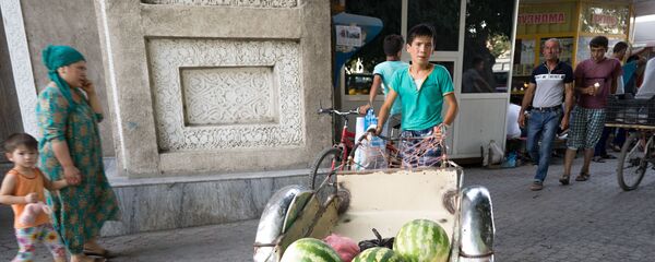 Мальчик на центральном рынке города Худжанда, архивное фото - Sputnik Таджикистан