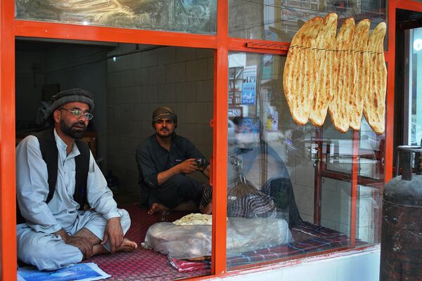 Уличная продажа свежеиспеченного хлеба в Кабуле - Sputnik Таджикистан