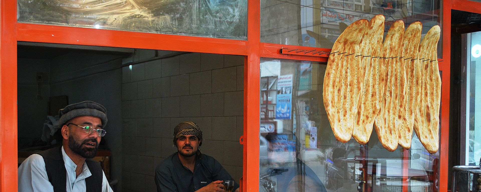 Уличная продажа свежеиспеченного хлеба в Кабуле, архивное фото - Sputnik Тоҷикистон, 1920, 16.12.2021