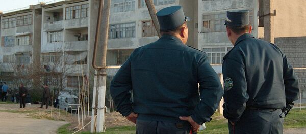Узбекские милиционеры возле дома - Sputnik Таджикистан