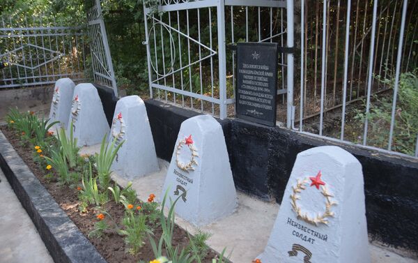 Памятники неизвестным солдатам на кладбище, архивное фото - Sputnik Таджикистан