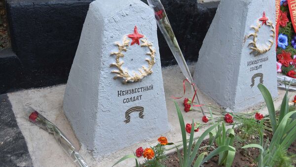 Памятники неизвестным солдатам на кладбище, архивное фото - Sputnik Таджикистан