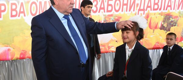 Раисҷумҳур ба кӯдакони бенаво идӣ тақдим кард - Sputnik Тоҷикистон