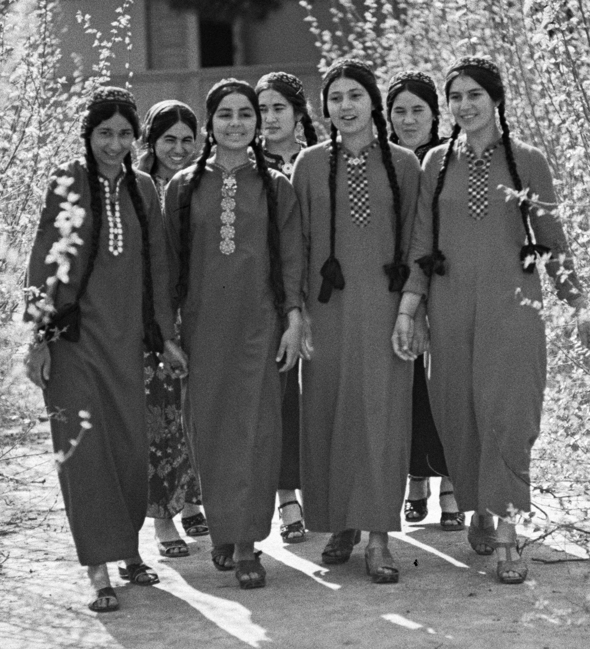 Советские таджики. Таджикские женщины. Советские платья таджикские. Таджикская Старая женщина. Таджикские девушки СССР.
