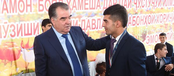 Президент РТ Эмомали Рахмон с молодежью Президент РТ Эмомали Рахмон с молодежью - Sputnik Таджикистан