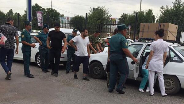 В Ташкенте спасли детей, оставленных матерью в запертой машине на рынке - Sputnik Таджикистан