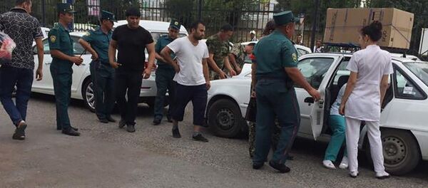 В Ташкенте спасли детей, оставленных матерью в запертой машине на рынке В Ташкенте спасли детей, оставленных матерью в запертой машине на рынке - Sputnik Таджикистан