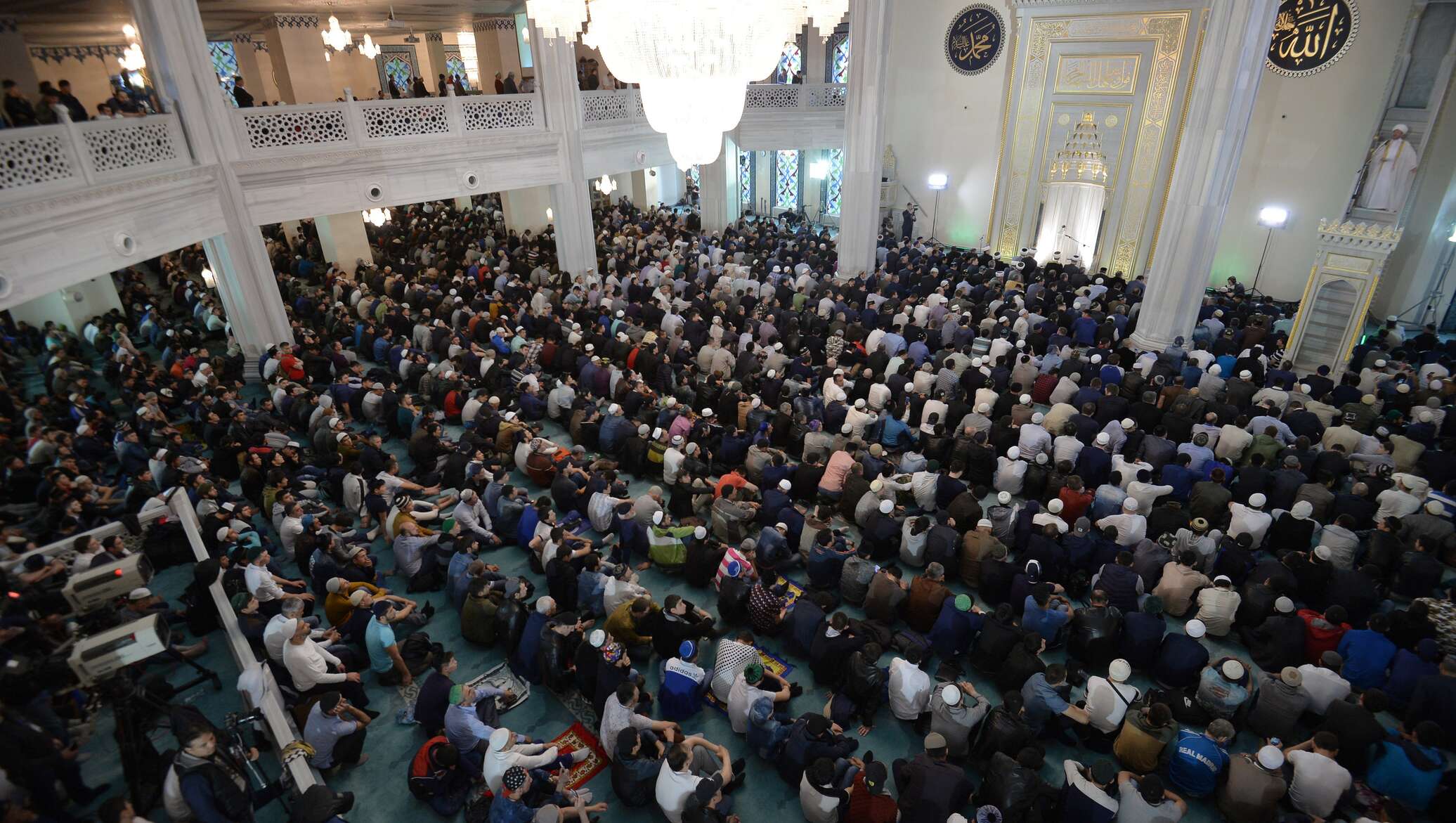 Ураза байрам время молитвы. Джума намаз в Москве в Соборной мечети. Московская Соборная мечеть Рамадан.