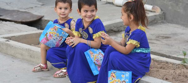 Дети в Душанбе, архивное фото Дети в Душанбе, архивное фото - Sputnik Тоҷикистон