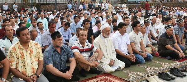 Молитва и праздничный дастархан: в Таджикистане отмечают Ид аль-Фитр Молитва и праздничный дастархан: в Таджикистане отмечают Ид аль-Фитр - Sputnik Таджикистан