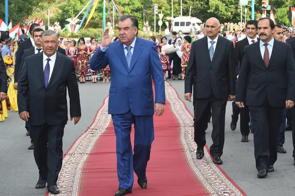 Ваҳдатиён раисҷумҳурро гарм пешвоз гирифтанд Ваҳдатиён раисҷумҳурро гарм пешвоз гирифтанд - Sputnik Тоҷикистон