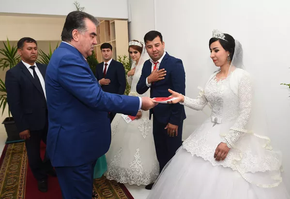 Шаҳодатномаи ақди никоҳро навхонадорон аз дасти Эмомалӣ Раҳмон гирифтанд Шаҳодатномаи ақди никоҳро навхонадорон аз дасти Эмомалӣ Раҳмон гирифтанд - Sputnik Тоҷикистон