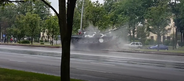 Танк врезался в столб на репетиции парада в Минске Танк врезался в столб на репетиции парада в Минске - Sputnik Тоҷикистон