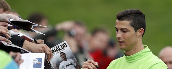 Криштиано Рональдо дает автограф, архивное фото - Sputnik Тоҷикистон