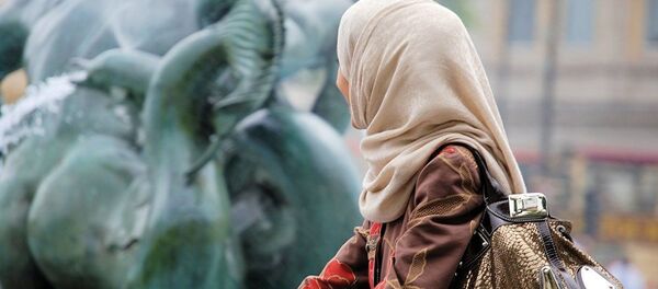 Мусульманка в платке, архивное фото Мусульманка в платке, архивное фото - Sputnik Тоҷикистон