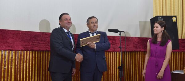 Церемония вручения сертификатов Школы молодых кинематографистов Государственной киностудии «Таджикфильм» Церемония вручения сертификатов Школы молодых кинематографистов Государственной киностудии «Таджикфильм» - Sputnik Таджикистан