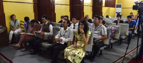 Церемония вручения сертификатов Школы молодых кинематографистов Государственной киностудии «Таджикфильм» - Sputnik Тоҷикистон