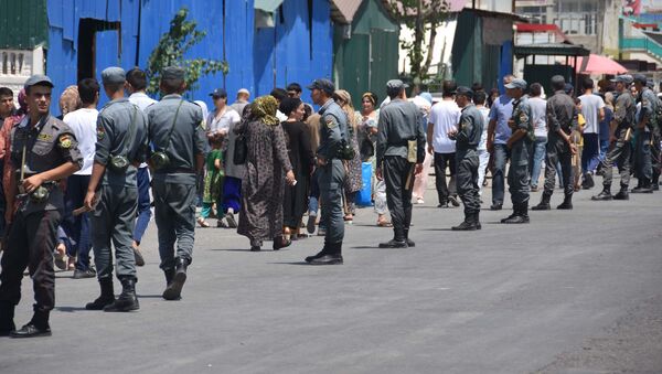 Оцепление милицией рынка Корвонпосле пожара, архивное фото - Sputnik Таджикистан