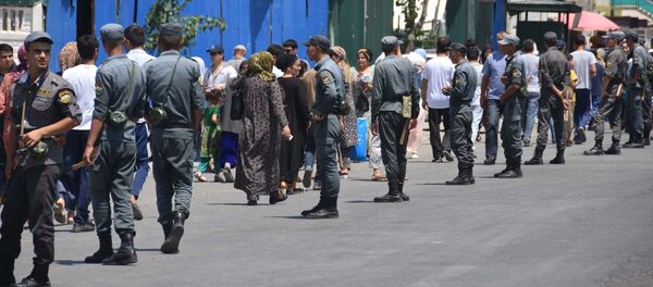 Оцепление милицией рынка Корвонпосле пожара Оцепление милицией рынка Корвонпосле пожара - Sputnik Таджикистан