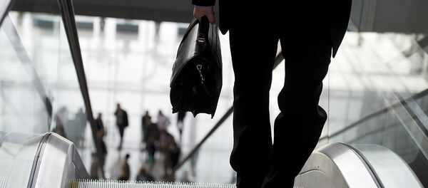 Мужчина с портфелем в руках  - Sputnik Таджикистан