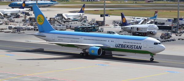 Самолет авиакомпании Узбекистон хаво йуллари в аэропорту, архивное фото - Sputnik Таджикистан