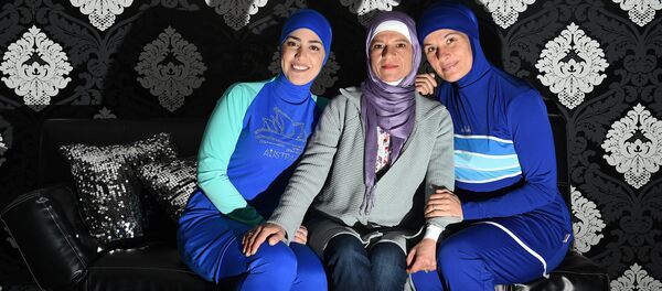 Девушки одетые в буркини, архивное фото - Sputnik Таджикистан