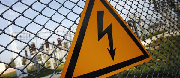Предупреждающий знак о высоком напряжении, архивное фото Предупреждающий знак о высоком напряжении, архивное фото - Sputnik Тоҷикистон