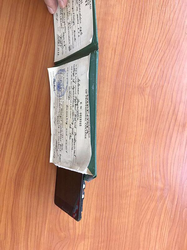 Телефон в обложке диплома - Sputnik Таджикистан