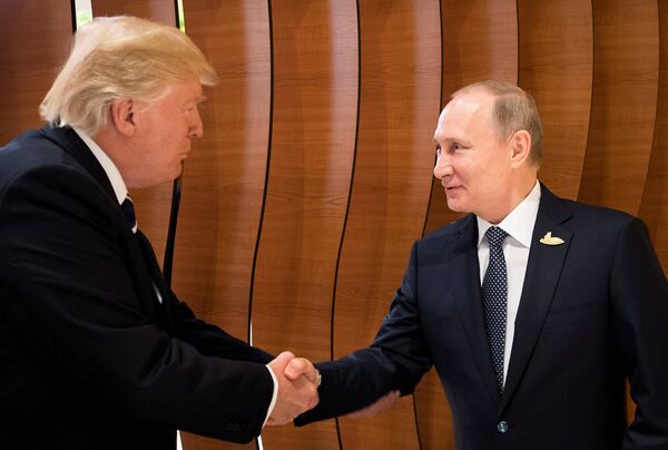 Первое рукопожатие Владимира Путина и Дональда Трампа Первое рукопожатие Владимира Путина и Дональда Трампа - Sputnik Таджикистан