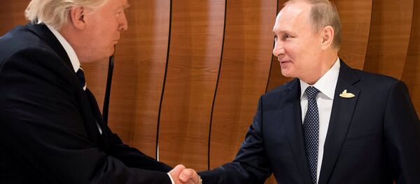 Первое рукопожатие Владимира Путина и Дональда Трампа - Sputnik Таджикистан