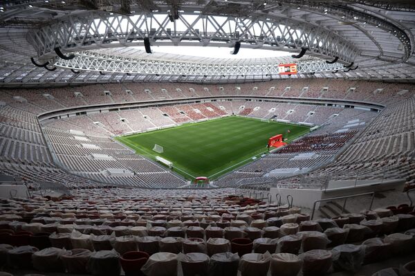 Поле и зрительские трибуны Большой спортивной арены Лужники в Москве Поле и зрительские трибуны Большой спортивной арены Лужники в Москве - Sputnik Таджикистан