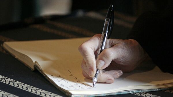 Человек пишет в блокноте, архивное фото - Sputnik Тоҷикистон