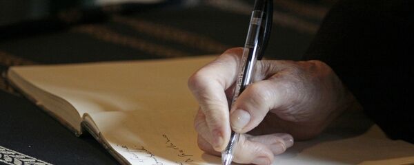 Человек пишет в блокноте, архивное фото - Sputnik Тоҷикистон