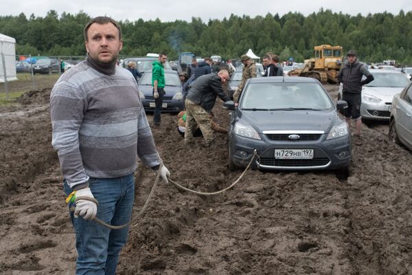 Зрители вытаскивают машину на музыкальном фестивале Нашествие 2017 Зрители вытаскивают машину на музыкальном фестивале Нашествие 2017 - Sputnik Таджикистан