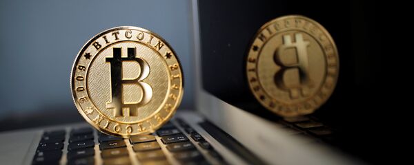Виртуальная валюта Биткоин, архивное фото  - Sputnik Таджикистан