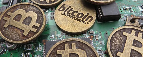 Монеты биткоин на микросхеме, архивное фото - Sputnik Таджикистан