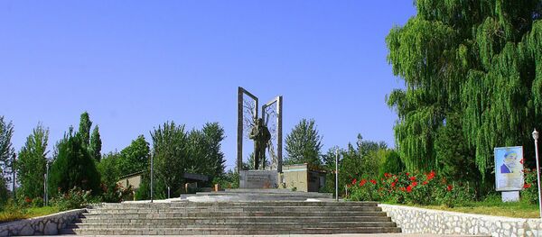 Памятник поэту Лоику Шерали, архивное фото - Sputnik Тоҷикистон