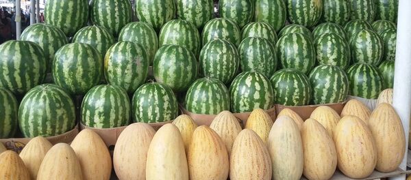 Дыни и арбузы на рынке, архивное фото - Sputnik Таджикистан