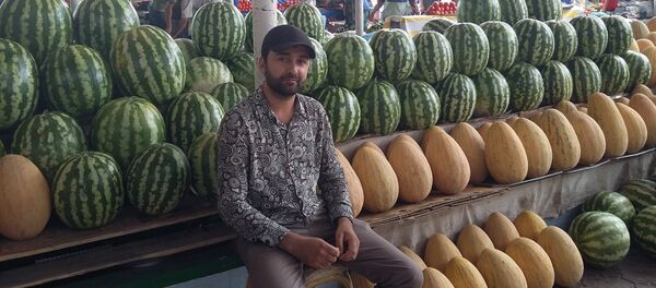 Продавец на рынке в Таджикистане, архивное фото Продавец на рынке в Таджикистане, архивное фото - Sputnik Тоҷикистон