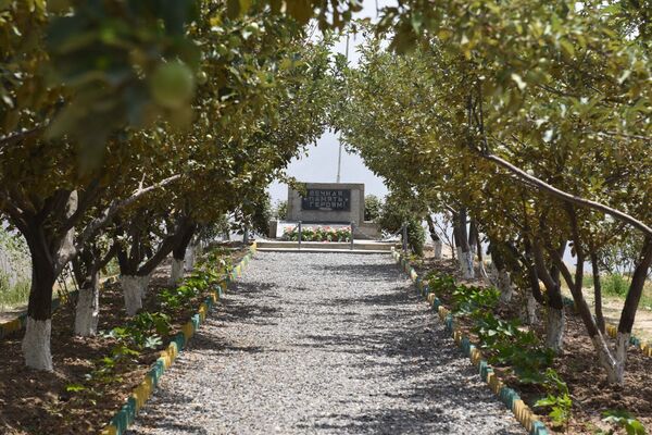 25 яблонь, посаженных у монумента погибшим пограничникам в Таджикистане, архивное фото - Sputnik Таджикистан